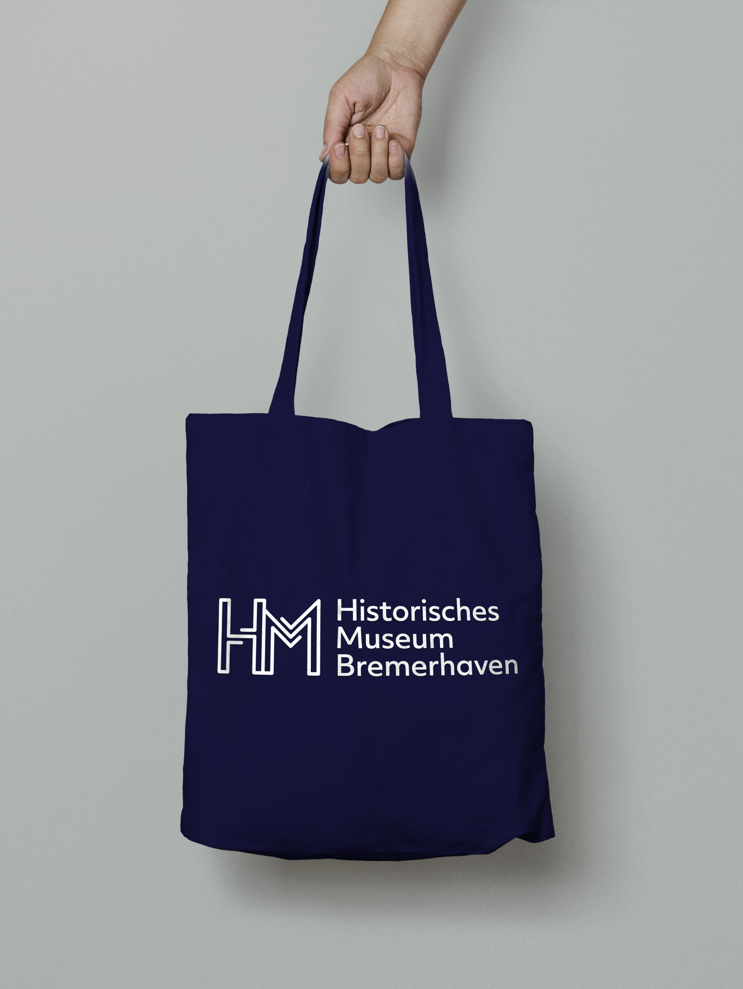 Dark blue goodie bag (front) with the Logo of the 'Historische Museum Bremerhaven'